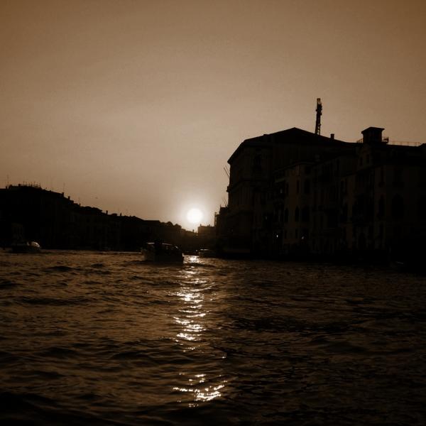 日落在威尼斯由春美木村摄影蒙太奇，修图