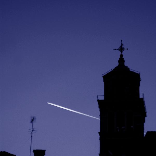 喷气尾迹在威尼斯由春美木村摄影蒙太奇，修图