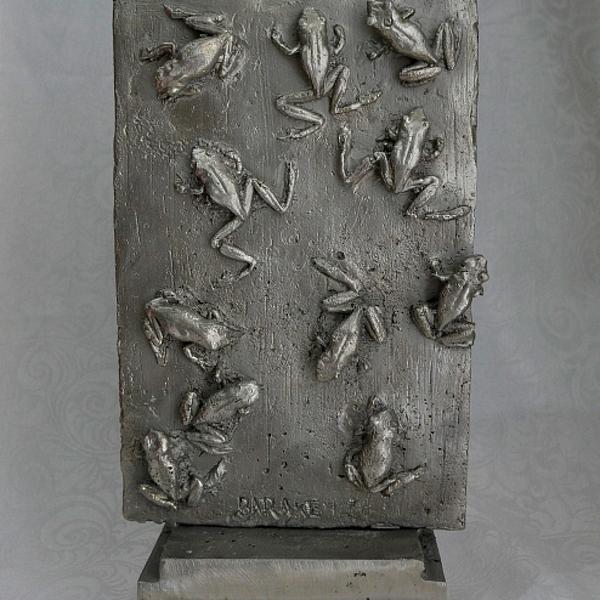 Claudio Barake的金属雕塑蟾蜍