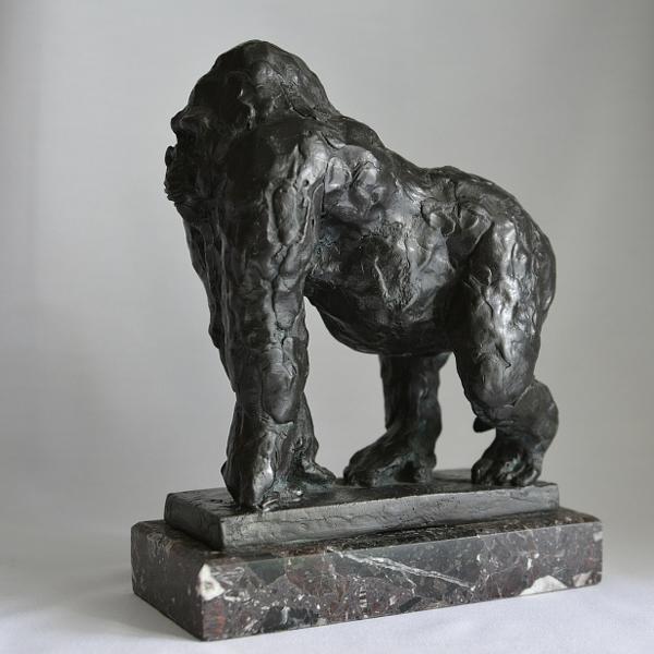 克劳迪奥·巴拉克在雕塑作品中的大猩猩