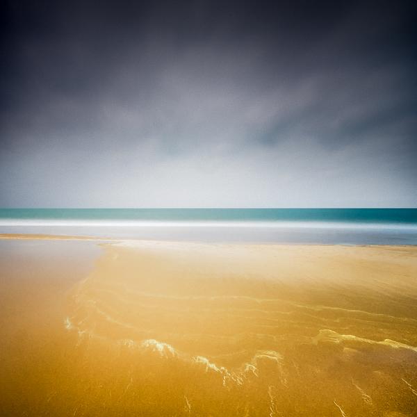 沙子，大海和天空。摄影:Mathieu Lasserre