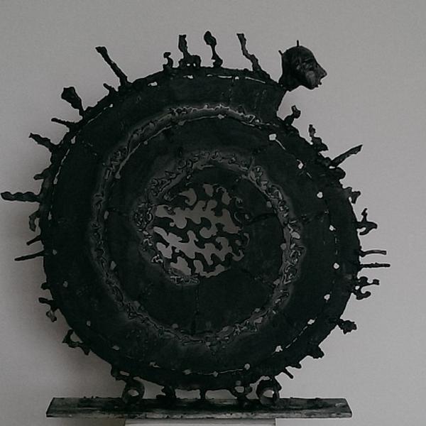 米里亚姆·鲁夫在雕塑作品中的《螺旋》