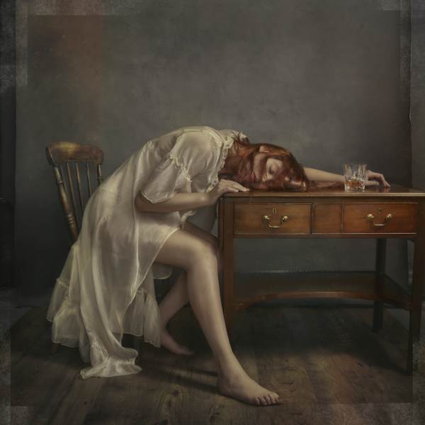 《数码摄影》Allan Myles的《Evie和被遗弃的椅子vIII》
