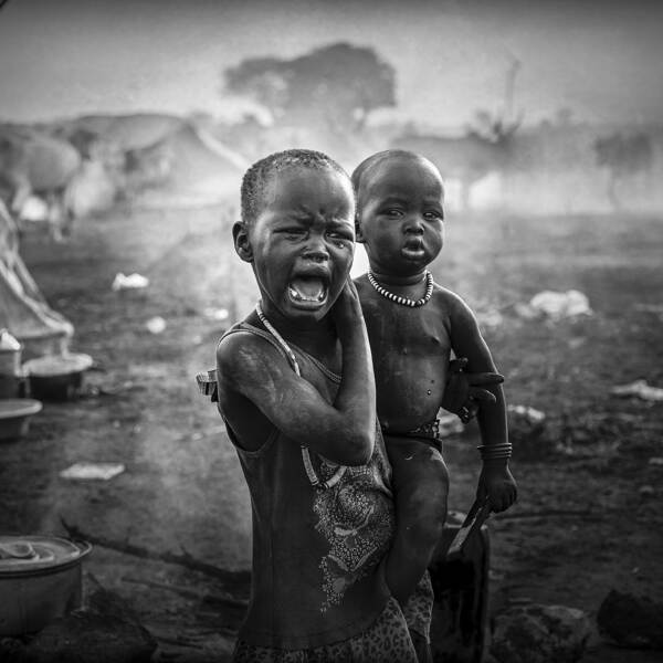 哭泣的孩子穆达里，南苏丹由摄影数字SVETLIN YOSIFOV